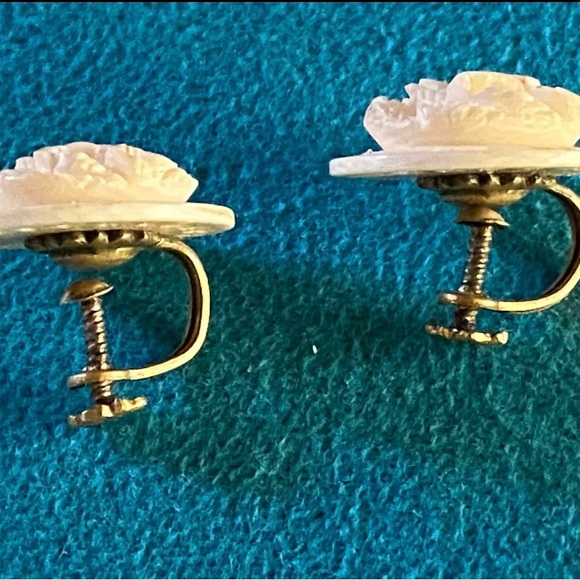 Vintage Hand Carved Jewelry Set Celluloid Brooch and Screw Back Earrings c1940s - Picture 5 of 8